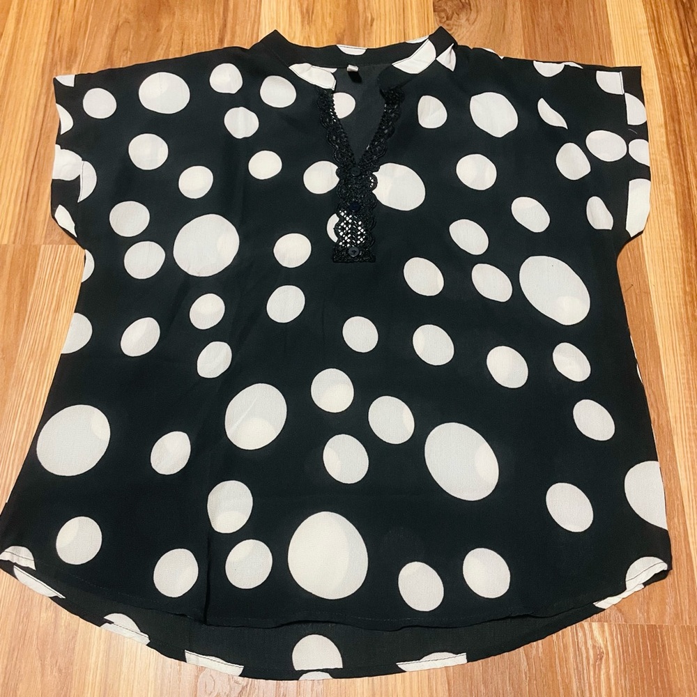 Women black and white blouse